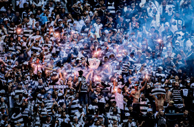 Torcedores acendendo sinalizadores durante o jogo do Timozinho contra o Cruzeiro