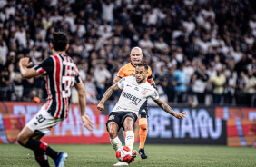 Maycon passando a bola em direo ao ataque do Corinthians