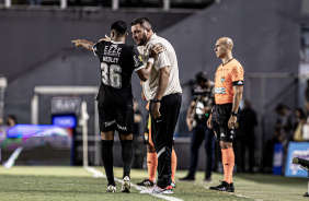 Wesley recebe orientaes de Thiago Kosloski contra o Santos