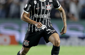 Caetano correndo junto  bola na Vila Belmiro