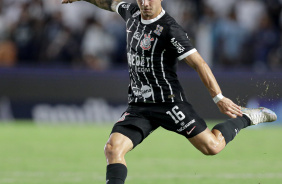 Rodrigo Garro prestes a chutar a bola em jogo contra o Santos