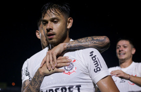 Garro observa Romero sendo abraado por Lo Mana em comemorao de gol do Corinthians
