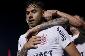 Garro se junta a Lo Mana para abraar Romero em comemorao de gol do Corinthians