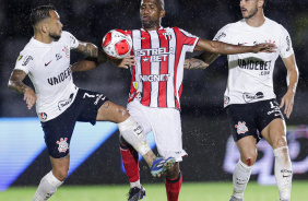 Maycon e Gustavo Henrique disputam bola contra adversrio