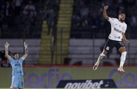 Raniele e Cssio celebram gol do Corinthians contra o Botafogo-SP