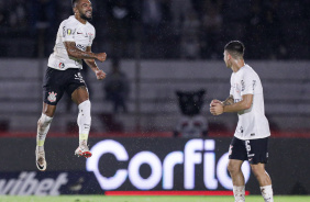 Raniele e Garro celebram gol do Corinthians contra o Botafogo-SP