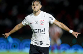 Romero comemorando gol contra o Botafogo-SP