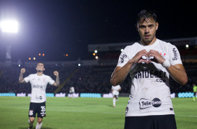 Romero e Lo Mana celebram gol do Corinthians