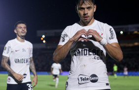 Romero e Lo Mana comemoram gol do Corinthians contra o Botafogo-SP