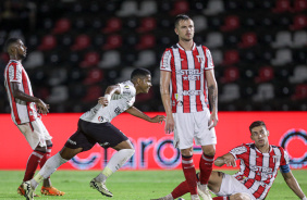 Wesley partindo para comemorar gol contra o Botafogo-SP