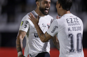 Yuri Alberto e Rojas comemorando o quarto gol do Corinthians contra o Botafogo-SP