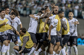 Elenco do Corinthians vibra com gol de empate no Drbi