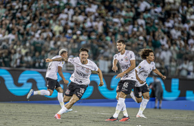 Rodrigo Garro, Hugo e Biro vibrando com o gol de empate no Drbi