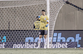 Gustavo Henrique ajeitando a barreira atuando no gol