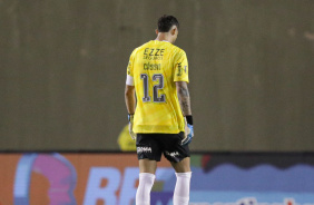 Gustavo Henrique aps pegar a camisa de Cssio caminhando ao gol