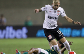 Pedro Henrique com a bola dominada aps passar por marcador do Palmeiras