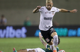 Pedro Henrique correndo com a bola dominada; jogador do Palmeiras aparece cado