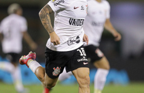 Rodrigo Garro comendo para celebrar o gol anotado