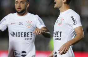 Hugo e Maycon comemoram gol do Corinthians