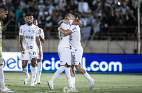 Raniele, Romero e Garro durante comemorao de gol contra o Cianorte