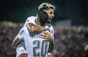 Yuri Alberto e Pedro Raul comemorando gol contra o So Bernardo