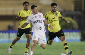 Rodrigo Garro disputando bola com marcador do So Bernardo