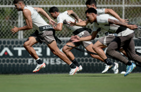 Jogadores, liderados por Pedro Raul, correndo em atividade no CT