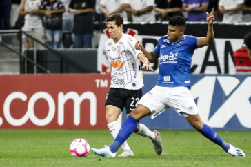 derson, pelo Cruzeiro, contra o Corinthians no Brasileiro 2019; volante fez gol pela equipe mineira