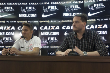 Jean foi apresentado pelo Corinthians em agosto de 2016; ao lado, o ex-diretor-adjunto de futebol Eduardo Ferreira