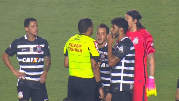 Jogadores do Corinthians reclamam da marcao do pnalti
