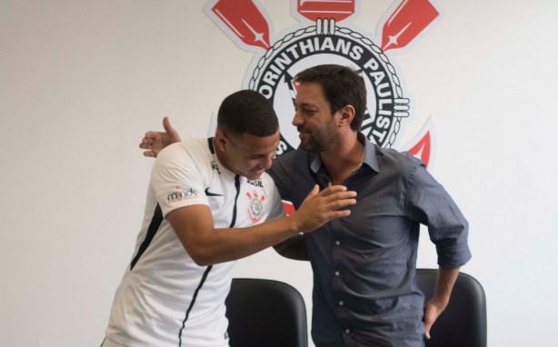 Sidcley assinou contrato com o Corinthians na manh desta sexta-feira