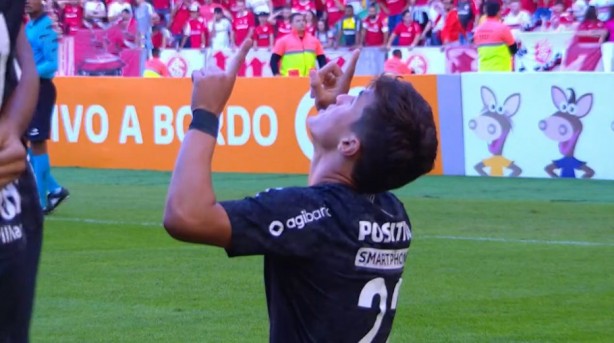 Mateus Vital celebra primeiro gol com camisa do Corinthians