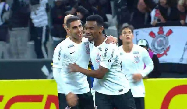 Paulo Roberto comemora gol sobre Cruzeiro, o primeiro dele pelo Timo