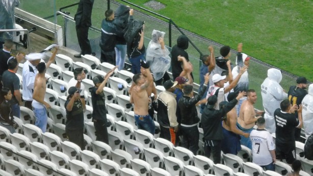 Chuva no intimidou corinthianos, que tiraram camisa e aumentaram volume na Arena