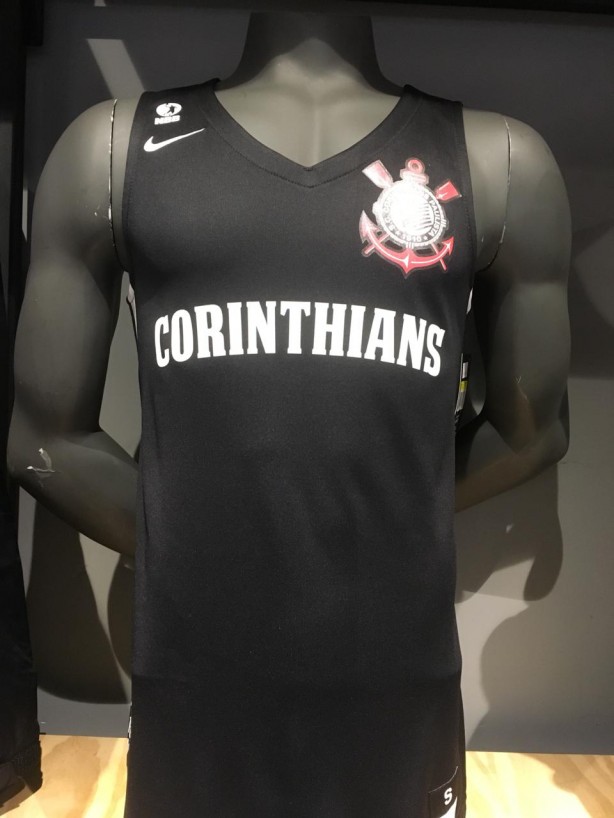 Camisa da equipe masculina de basquete ser vendida na Poderoso Timo da Arena