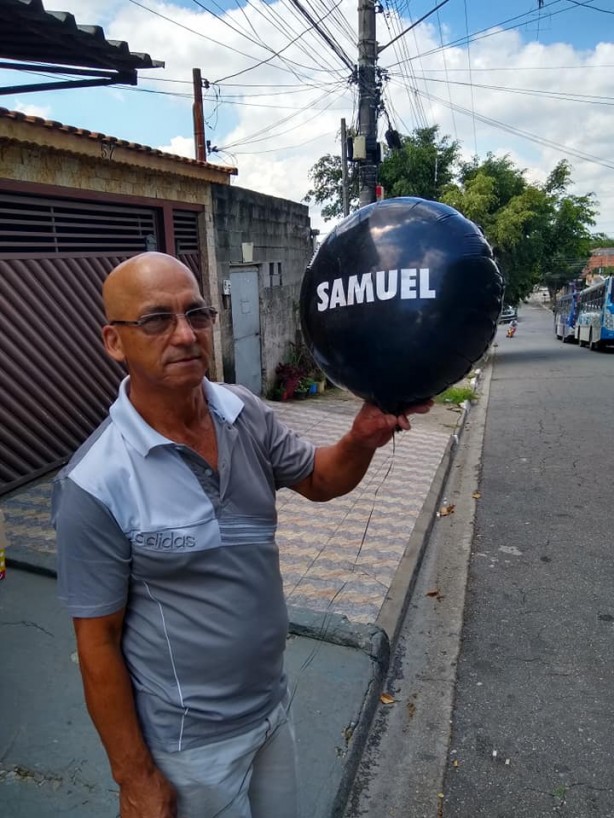 Arlindo mostrando o balo encontrado nas ruas de Suzano