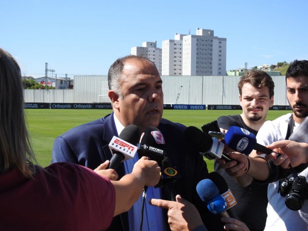 O diretor de futebol do Flamengo, Marco Braz, falou com a imprensa no CT Joaquim Grava