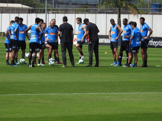 Jogadores do Corinthians treinaram sob forte sol nesta segunda-feira