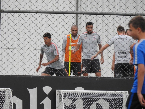 Mateus Mathias, Roger e Jonathas durante treino do Corinthians em 2018