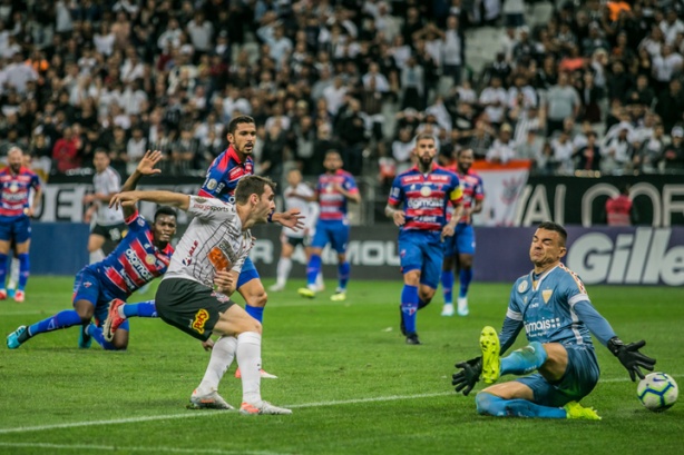 Mauro Boselli anotou o nico gol do Corinthians no primeiro tempo