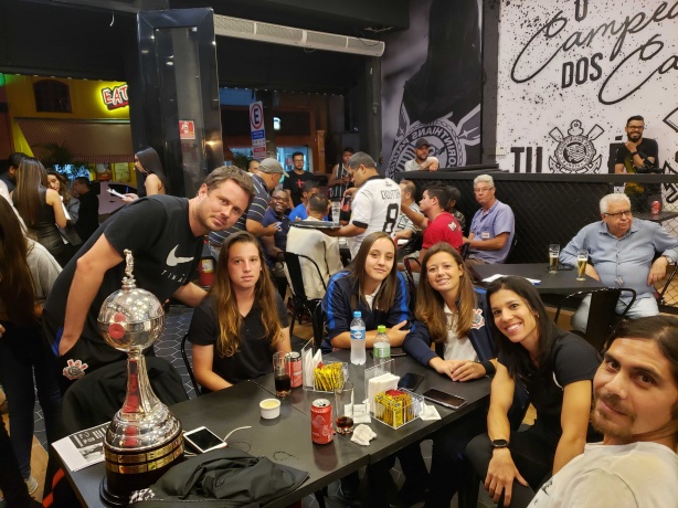 Jogadoras do Corinthians foram ao restaurante com a taa da Libertadores