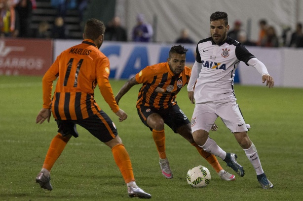 Em 2016, o Corinthians enfrentou o Shakhtar, da Ucrnia, com Dentinho vestindo laranja e preto 