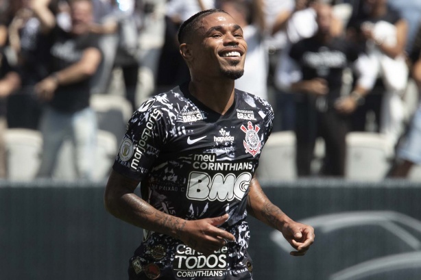 Jnior Urso assinou por trs temporadas com o Corinthians