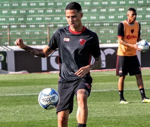 Thiaguinho atuou pelo Oeste na temporada passada; neste momento, o volante est cedido ao CRB, de Alagoas