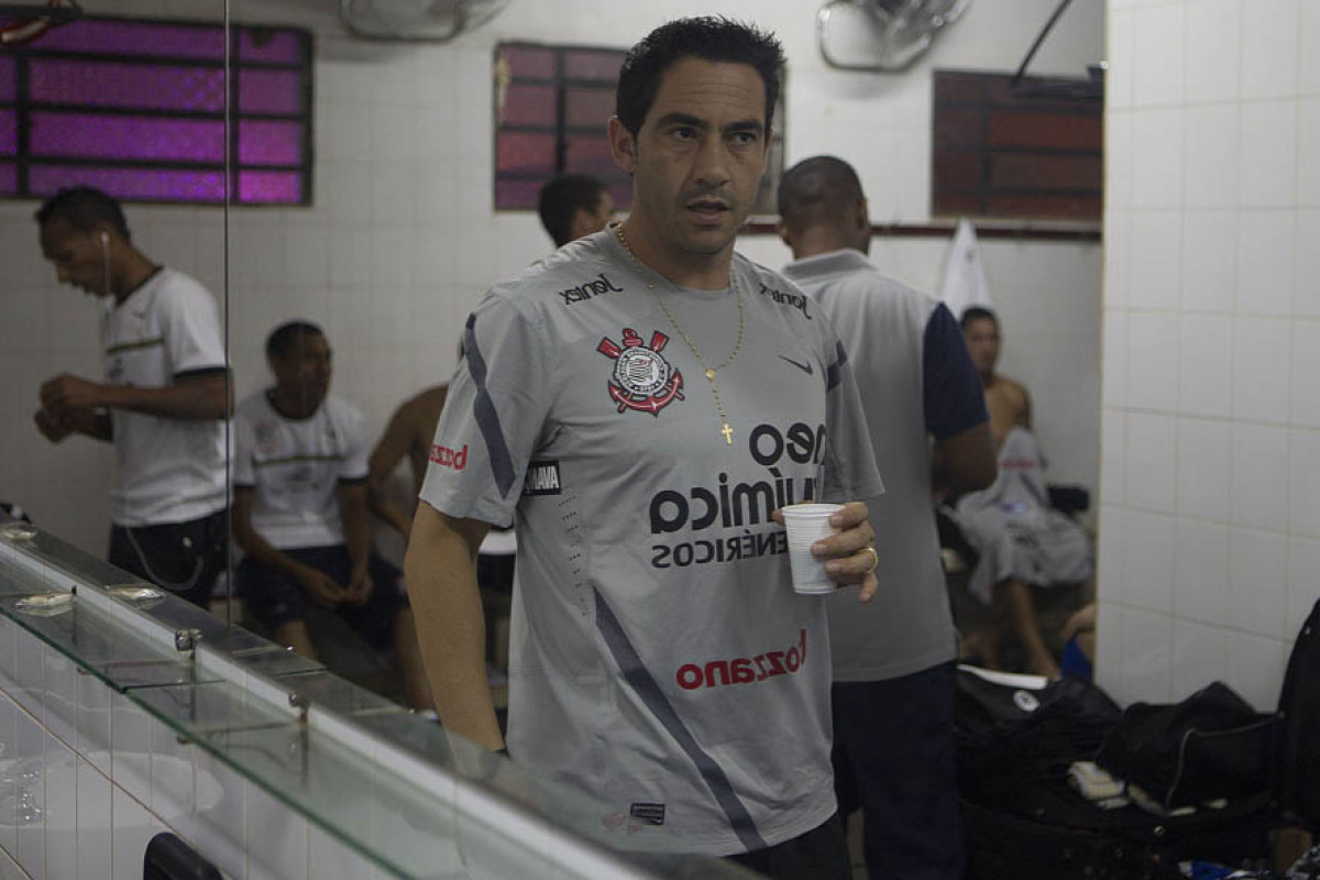 Imagem refletida no espelho de Chico nos vestirios antes da partida Nacional/Paraguai x Corinthians/Brasil, no estdio Antnio Oddone Sarubbi, o 3 de Febrero, vlida pelo returno da fase de classificao da Copa Libertadores 2012