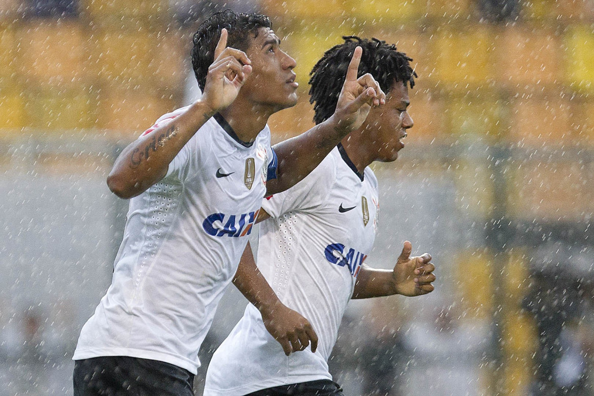 Paulinho fez um dos gols contra o So Caetano, em 2013