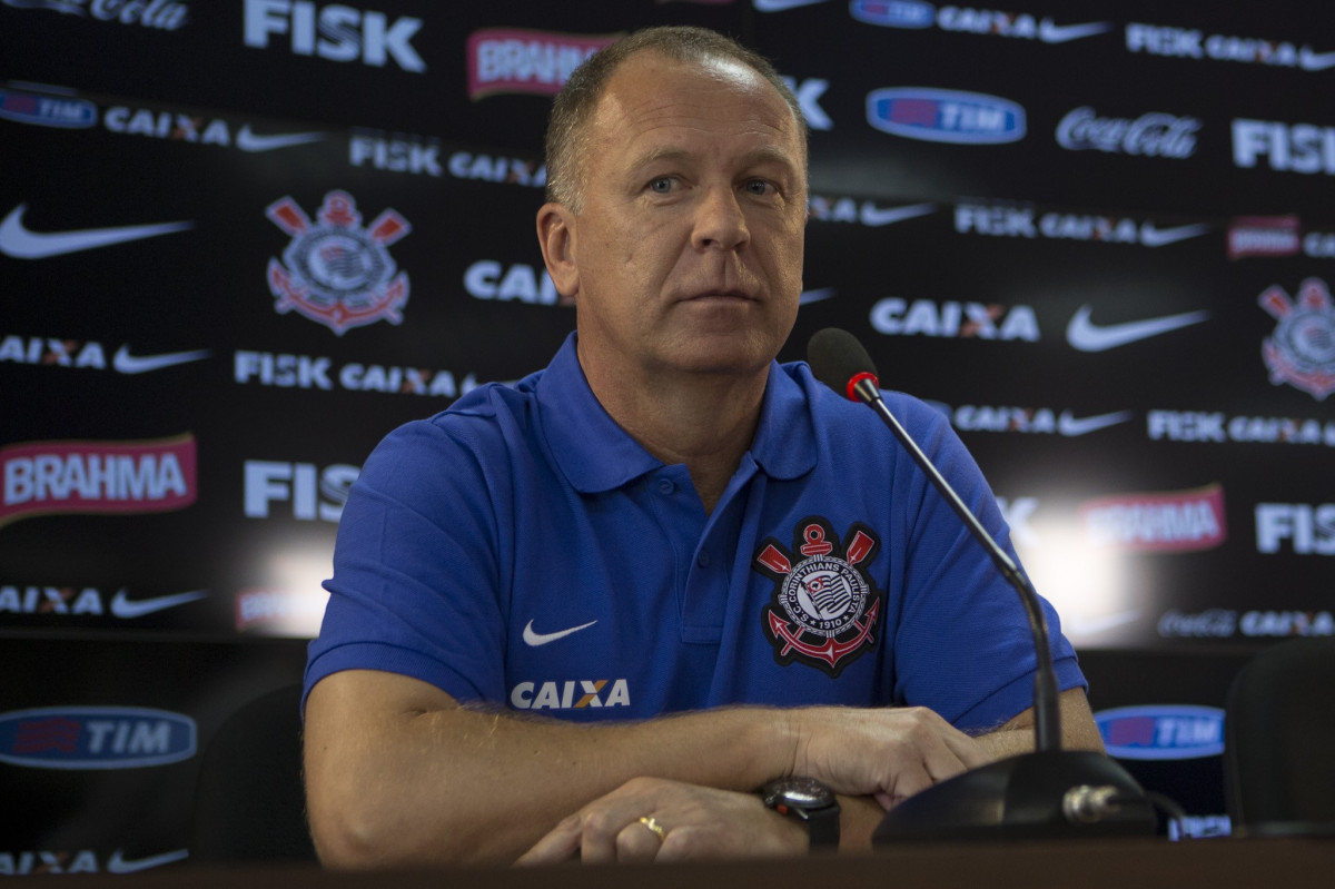 O tcnico Mano Menezes e apresentado a imprensa na reapresentacao do time do Corinthians para o ano de 2014