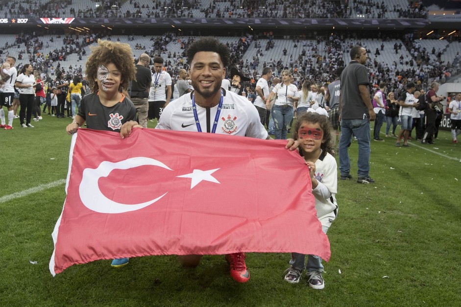 Kazim exibe a bandeira da Turquia no jogo de entrega da taa de heptacampeo