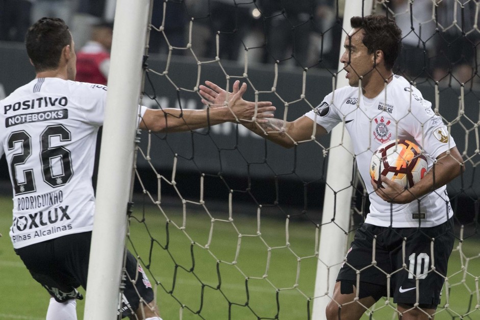 Rodriguinho e Jadson durante partida contra o Independiente, na Arena Corinthians