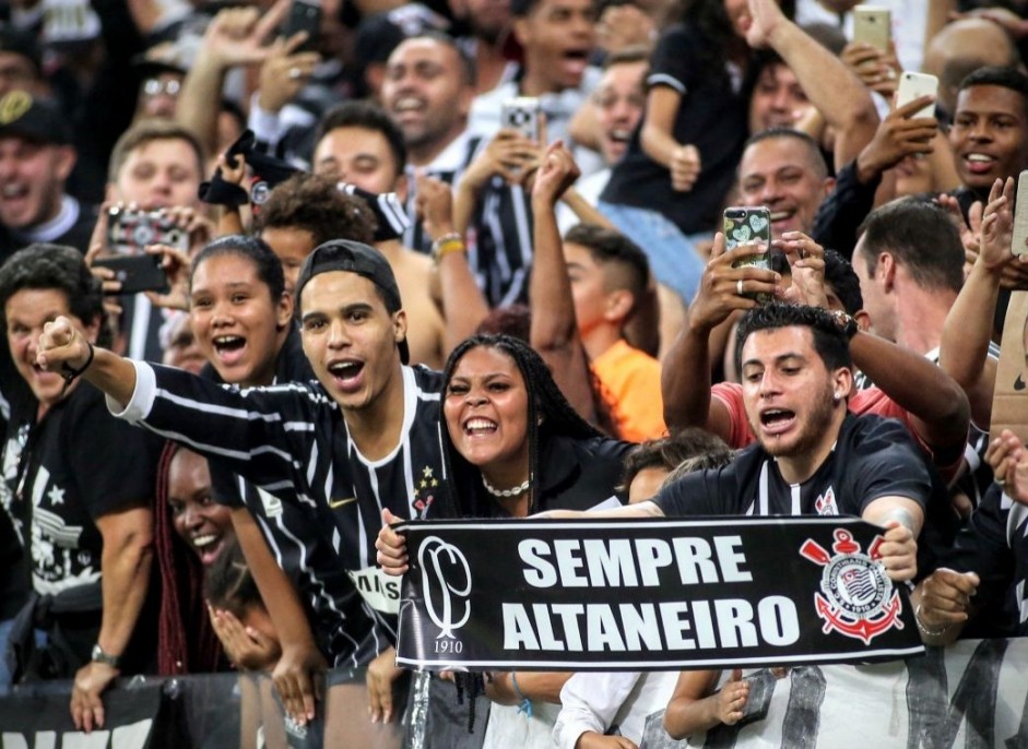 A torcida vibrando muito com a atuao corinthiana diante o Vitria, na Arena Corinthians